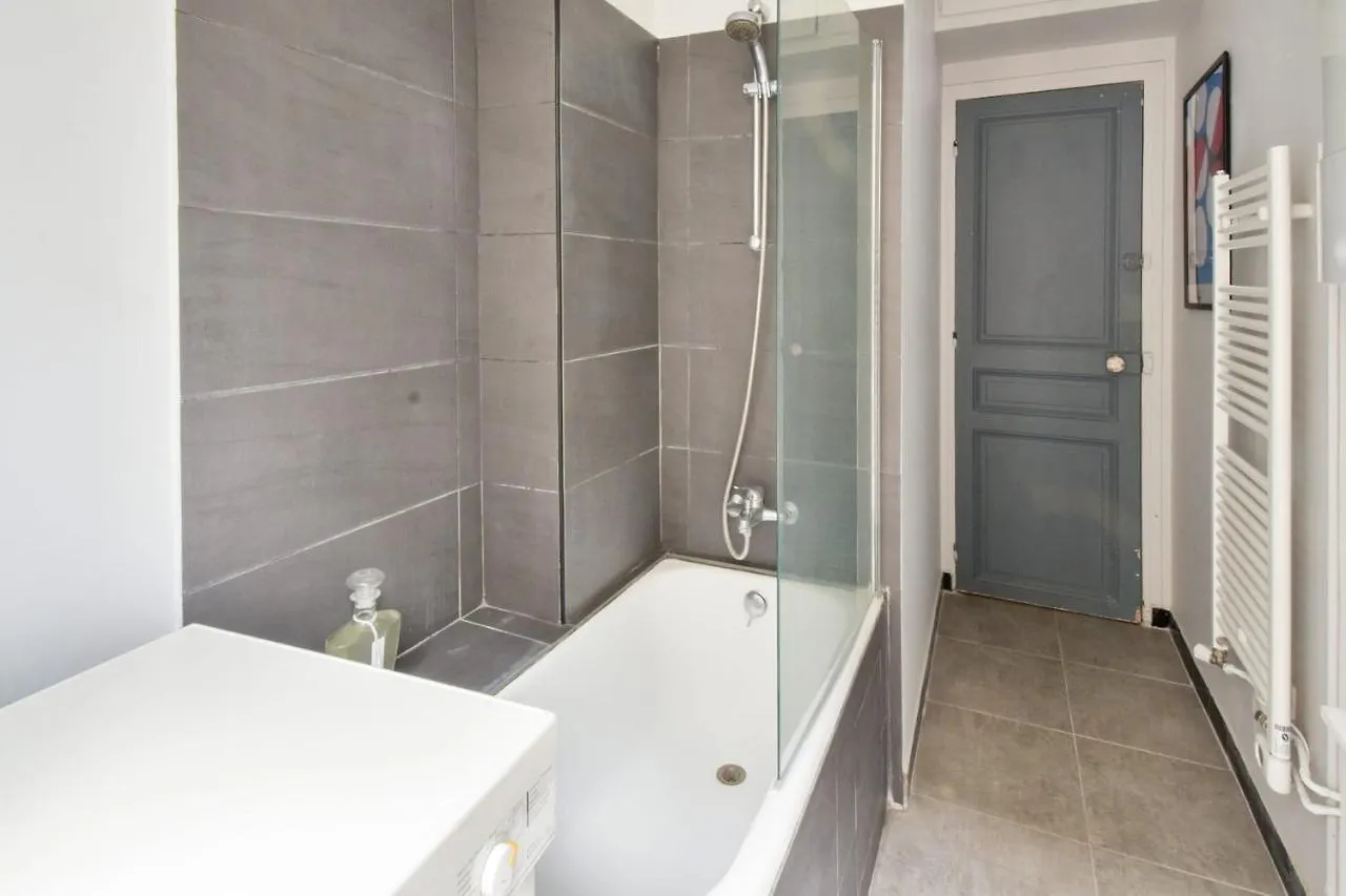 Appartement Haussman Et Son Balcon - Welkeys Paris France