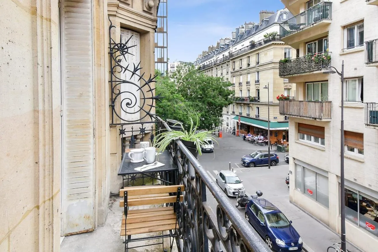 Appartement Haussman Et Son Balcon - Welkeys Paris France